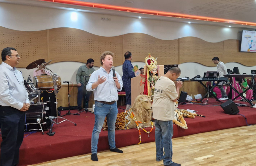 Zak addresses the community at Stanmore Temple